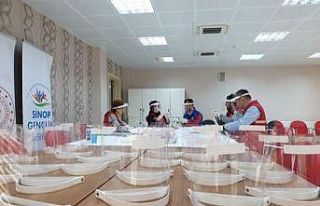 Gönüllü olarak siperlik maske üretiyorlar
