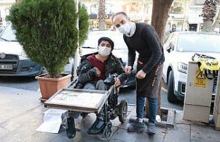 Görenlerin yüreğini, engelli gencin ayağını...