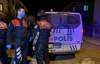 Gözaltına alınan şahıs polis aracının içinde...