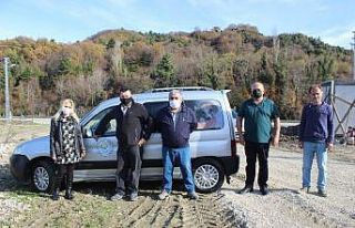 Gurbetçilerden derneğe araç hibesi