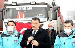 Gürkan, yardım tırlarının uğurlama törenine...