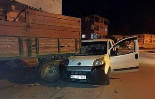 Hafif ticari araç park halindeki traktör römorkuna...