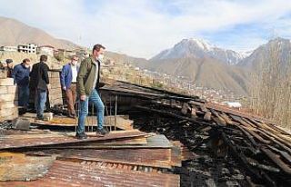 Hakkari’de evlerinin çatısı yanan aileye valilikten...