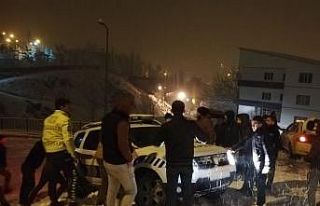 Hakkari’de kar nedeniyle kayganlaşan yolda trafik...
