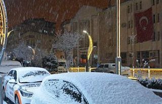 Hakkari’de kar yağışı başladı, taksiciler...