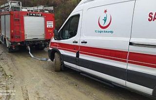 Hasta almaya giderken mahsur kalan ambulansı itfaiye...