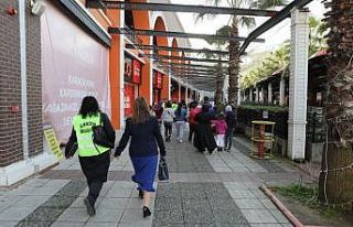 Hayırsever çiftten ihtiyaç sahiplerine yardım