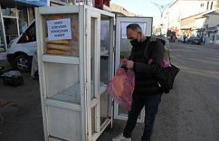 Hayırsever esnaftan bedava ekmek dağıtımı