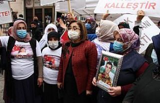 HDP önündeki aileler, Gaziantep Büyükşehir Belediye...