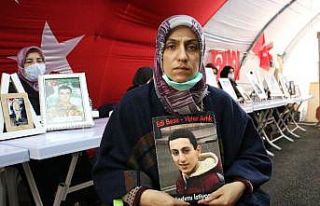 HDP önündeki ailelerin çocuklarına kavuşacakları...