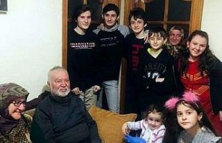 Her gece eve giderken gül götürdüğü eşi ile...