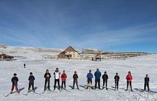 Hesarek beyaza büründü, kayaklı koşu sporcuları...
