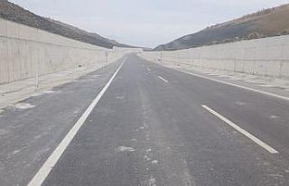 Heyelan nedeniyle trafiğe kapanan yolda mutlu son