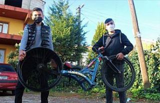 Hurda parçalarla araba lastikli bisiklet yapan 2...