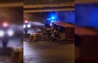 Hurda yüklü çekici devrildi; 1 yaralı