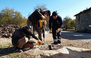 İbradı’da kanalizasyon kapakları yenileniyor