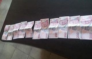 İçerisinde para olan cüzdanı sahibine teslim etti