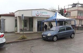 İçine tükürdüğü suyu doktorun üzerine atan...