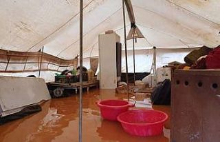 İdlib kırsalındaki kamplar sular altında kaldı