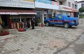 İki dükkan kimliği belirsiz kişiler tarafından...