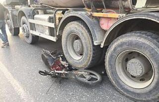 İki motosikletli yarış yaparken beton mikserine...
