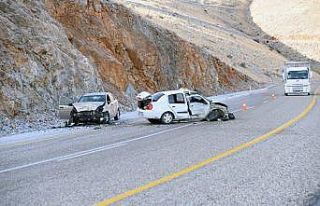 İki otomobil çarpıştı: 2 yaralı