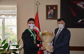 İl Müdürü Fillikçioğlu, milli güreşçi Cengiz’i...