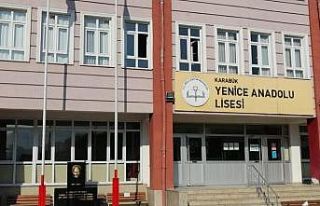 İlçedeki iki okulun bahçesinde yenileme çalışması...