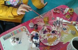 İlkokul öğrencileri, çakıl taşlarını sanat...