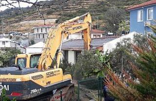 İmara aykırı yapılar yıkılmaya devam ediyor