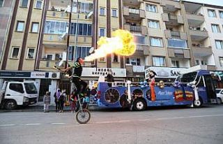 İnegöl’de sokak kısıtlamasını sanat otobüsü...