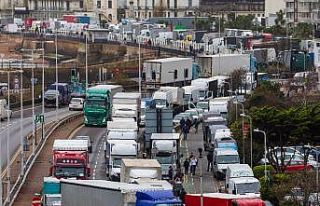 İngiltere’de yaklaşık 3 bin tır mahsur kaldı