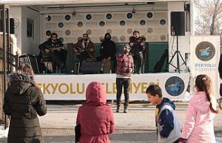 İpekyolu Belediyesi soğuk havayı mini konserle...
