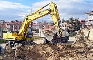 İscehisar’da metruk binaların yıkımına başlandı