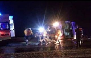 İşçileri taşıyan midibüs devrildi: 27 yaralı