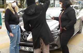 Işıklarda duran genç kızın aracına çarpıp...