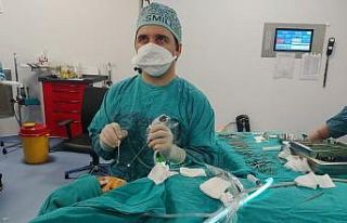 İşitme kaybı olan çocuğa kapalı kulak zarı...