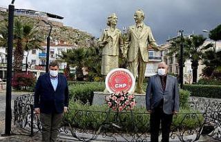 İsmet İnönü, Çeşme’de heykeli başında anıldı