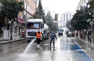 Isparta’da caddeler dezenfektanlı su ile yıkandı