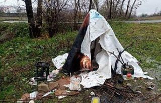 Israrla çadırda kalmak istedi, belediye ikna etti,...