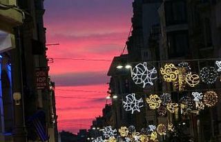 İstiklal Caddesi’nde gün batımı manzarası hayran...