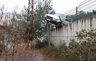 İstinat duvarından uçmaktan telefon direği kurtardı