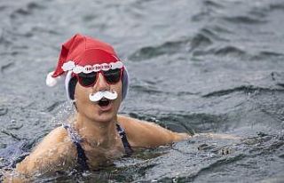 İsviçre’de Noel Baba şapkalarıyla göle atladılar