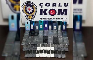İşyerinde 51 adet gümrük kaçağı telefon ele...
