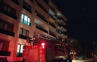 İtfaiye ekipleri balkondan girerek yangını söndürdü