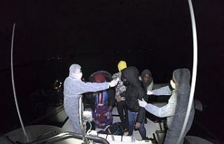 İzmir açıklarında 37 düzensiz göçmen kurtarıldı