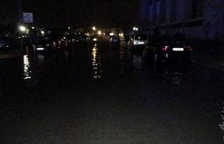 İzmir’de deniz taştı, araçlar suyun altında...