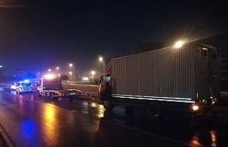 İzmir’de kamyon bariyere çarptı: 1’i ağır...