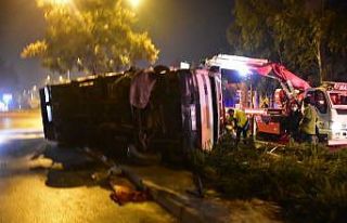 İzmir’de kontrolden çıkan kamyon yan yattı:...