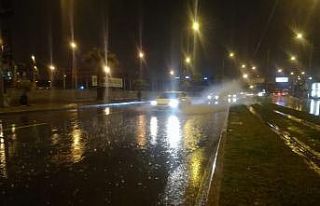 İzmir’de sağanak yağış etkili oldu